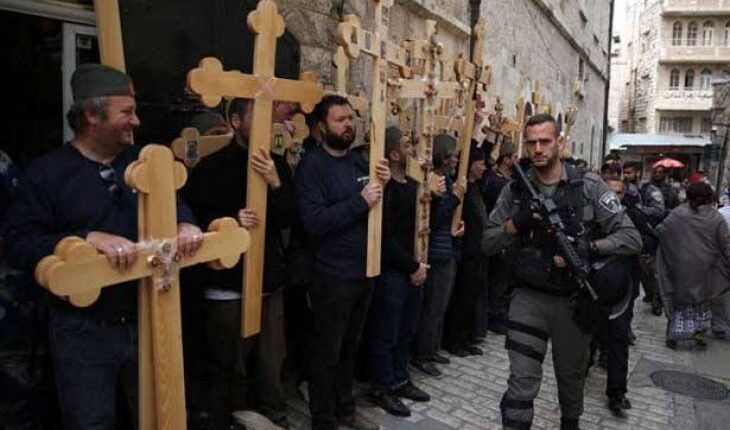 الحسيني يحذر من استهداف الوجود المسيحي في القدس