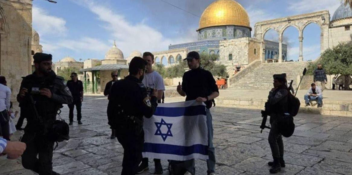 القدس الدولية: شرطة الاحتلال تُوظف السياح لتغيير هوية الأقصى